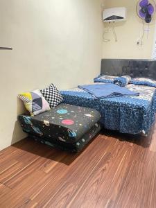 Кровать или кровати в номере Villa Narindra D5 A-B Kolam Renang +9 фотографий