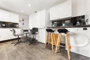 Η κουζίνα ή μικρή κουζίνα στο Quadruple - King Room +8 φωτογραφίες