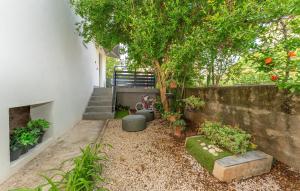 Aed väljaspool majutusasutust Cozy Apartment In Sveti Filip I Jakov