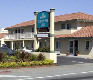 a hotel with a sign for a sweet least inn at North Bay Inn in San Rafael