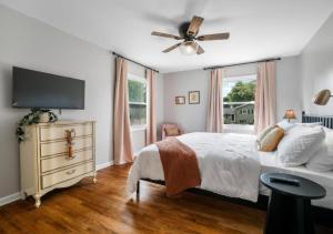a bedroom with a bed and a ceiling fan at Large Remodeled 4 Bed 3 Bath Secluded With Hot Tub in Akron