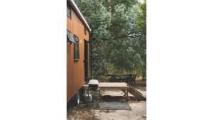 Jardí fora de Tiny Hideaway at Cloverhills by Tiny Away