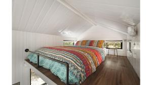 Llit o llits en una habitació de Tiny Hideaway at Cloverhills by Tiny Away