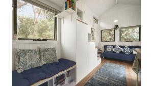 Zona d'estar a Tiny Hideaway at Cloverhills by Tiny Away