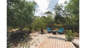 Jardí fora de Tiny Hideaway at Cloverhills by Tiny Away