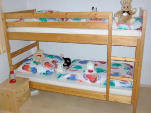 dwa łóżka piętrowe z wypchanymi zwierzętami siedzącymi na nich w obiekcie Ferienhof Jägersteig w mieście Waldmünchen
