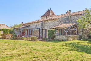 an old stone house with a large yard at Le Four - Piscine Privée in Thénac