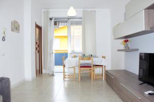 Villa RosaにあるKAI Apartmentの部屋にテーブルと椅子のあるキッチン