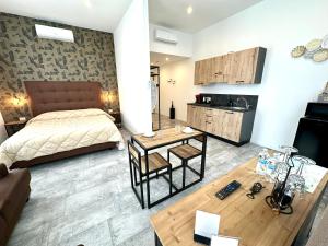コモにあるLiving Lake Como-Rooms&Parkingの部屋にベッドとテーブルがある寝室