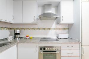 Kuchnia lub aneks kuchenny w obiekcie Montefaro Spacious Townhouse - Beach & pool