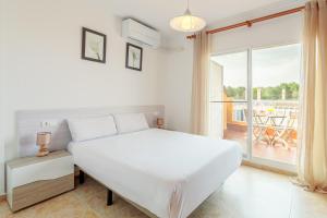 Łóżko lub łóżka w pokoju w obiekcie Montefaro Spacious Townhouse - Beach & pool