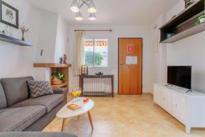 Telewizja i/lub zestaw kina domowego w obiekcie Montefaro Spacious Townhouse - Beach & pool