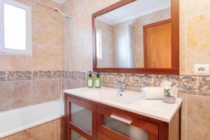 Łazienka w obiekcie Montefaro Spacious Townhouse - Beach & pool