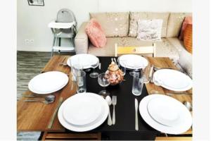 Charme de Blois à 2 min Château Local à vélos في بلوا: طاولة طعام مع الأطباق البيضاء والفضيات