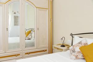 1 dormitorio con un gran armario blanco junto a una cama en Maison Conca DOro, en Roma