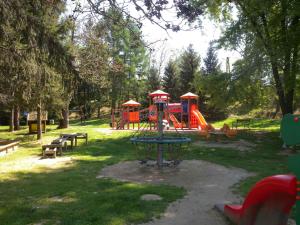 park z placem zabaw w trawie w obiekcie Apartments in Zalakaros 43608 w Zalakaros