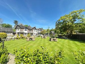 Bridge House Hotel & Silver Howe View Cottage外面的花园