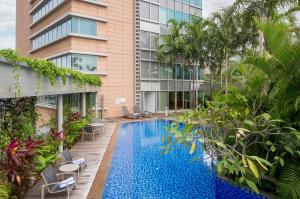 uma piscina em frente a um edifício em Park Avenue Rochester em Singapura