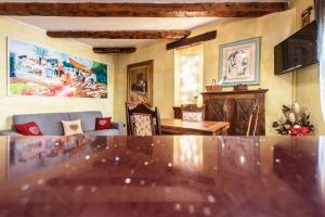 TV a/nebo společenská místnost v ubytování Joile Maison - In the heart of Aosta