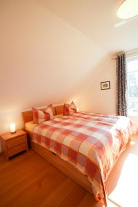 En eller flere senge i et værelse på Ferienhaus Ginger am Bodden eingezäunt & hundefreundlich