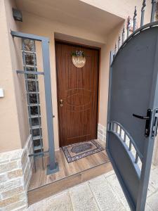 una porta in legno con un tappetino di benvenuto di fronte di La Casa sul Corso a Talsano