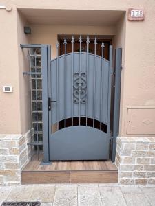 un cancello di metallo di fronte a una casa di La Casa sul Corso a Talsano Altre 9 foto