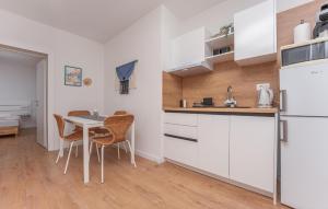 Η κουζίνα ή μικρή κουζίνα στο Cozy Apartment In Sveti Filip I Jakov