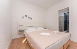Ένα ή περισσότερα κρεβάτια σε δωμάτιο στο Cozy Apartment In Sveti Filip I Jakov