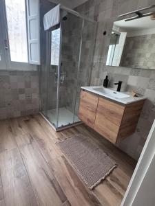 un bagno con lavandino e doccia di La Casa sul Corso a Talsano