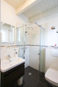 Et badeværelse på Ferienhaus Ginger am Bodden eingezäunt & hundefreundlich + 12 billeder