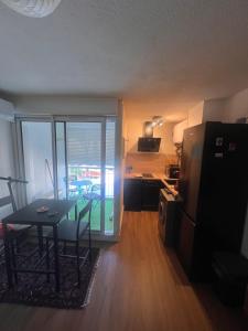 Kuchyň nebo kuchyňský kout v ubytování Les Appartements De Lina - Appartement East Land - Self Check-In -