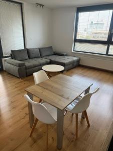 Χώρος καθιστικού στο CityPark Apartment, free parking & AC