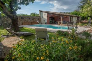 een huis met een zwembad in een tuin bij Les Cezennes in Saint-Ambroix