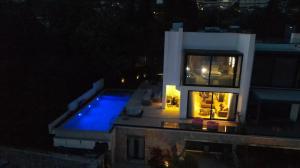 Fotografie z fotogalerie ubytování Luxury Villa Dhermi v destinaci Gjilek