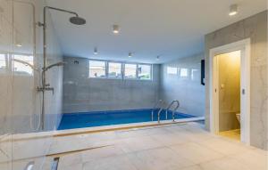 Ένα μπάνιο στο Cozy Home In Medulin With Sauna