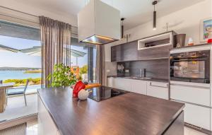 Η κουζίνα ή μικρή κουζίνα στο Cozy Home In Medulin With Sauna