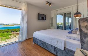 Ένα ή περισσότερα κρεβάτια σε δωμάτιο στο Cozy Home In Medulin With Sauna