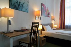 Postel nebo postele na pokoji v ubytování Hotel Ambert + 37 fotografií