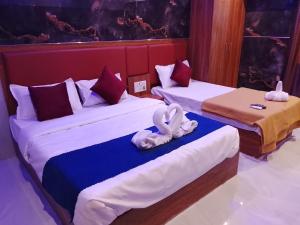 Postel nebo postele na pokoji v ubytování Hotel Chirag Next