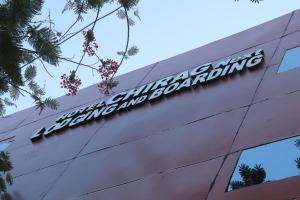 孟买Hotel Chirag Next的建筑物侧面的标志