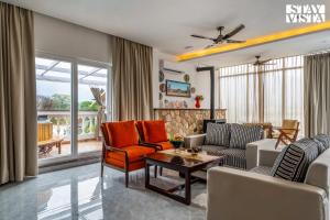 ein Wohnzimmer mit Couch und Tisch in der Unterkunft StayVista at The Crystal Crest with Jacuzzi and BBQ in Dehradun