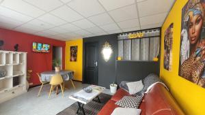 ein Wohnzimmer mit Sofa und Tisch in der Unterkunft T2 en centre ville in Issoire