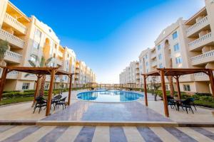 Bazén v ubytování Avin Resort Hurghada nebo v jeho okolí