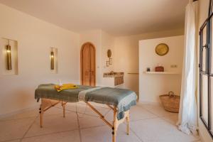 une chambre avec une table au milieu d'une pièce dans l'établissement Villa Swira Beldi, Essaouira, piscine chauffée et services, à Aït Imouni