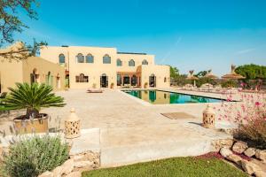 une villa avec piscine dans une cour dans l'établissement Villa Swira Beldi, Essaouira, piscine chauffée et services, à Aït Imouni