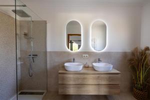 une salle de bain avec deux lavabos et une douche dans l'établissement Traumhafte Finca am Es Trenc, à Ses Covetes 34 autres photos