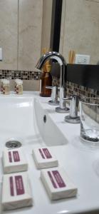 ein weißes Waschbecken mit einem Chrom-Wasserhahn in der Unterkunft Villa María Urban Aparts in Villa María