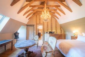 Le Château du Sollier - Charme calme et confort climatisation à 5mn du peage客房内的一张或多张床位