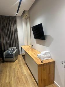 TV a/nebo společenská místnost v ubytování Aurelis Hotel