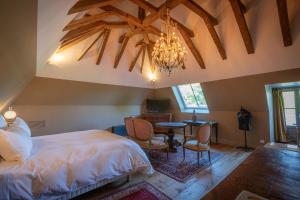 Le Château du Sollier - Charme calme et confort climatisation à 5mn du peage客房内的一张或多张床位